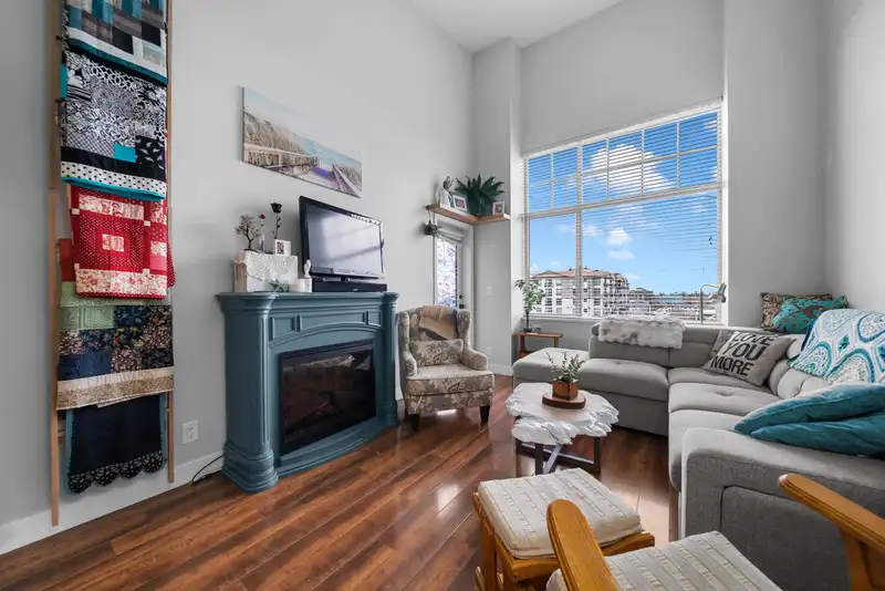 402 11935 BURNETT STREET - photo 2 of 32