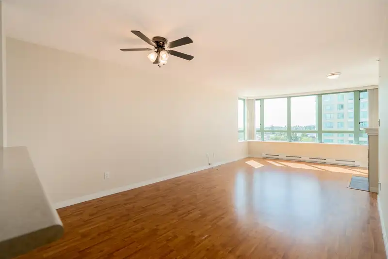 1105 6659 SOUTHOAKS CRESCENT - photo 4 of 36