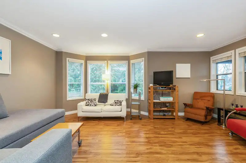 61 20554 118TH AVENUE - photo 2 of 29
