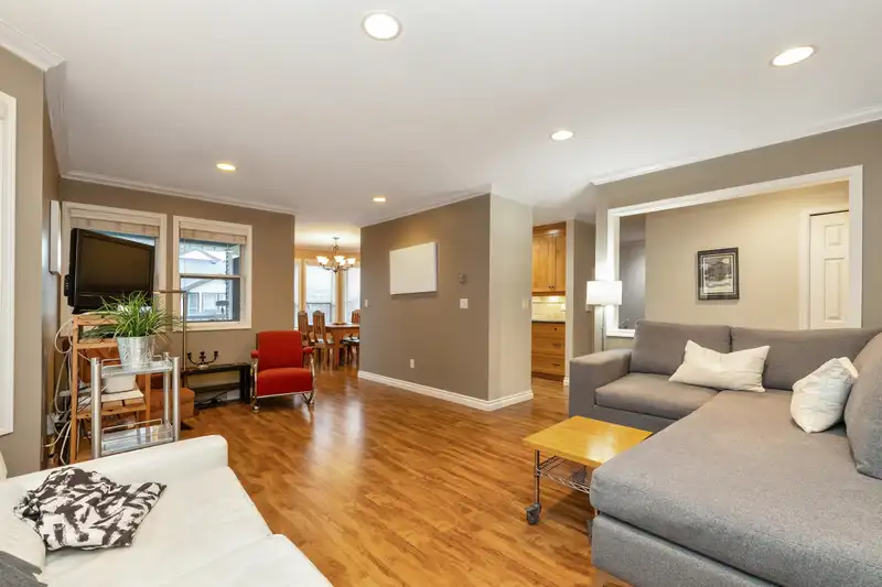 61 20554 118TH AVENUE - photo 4 of 29