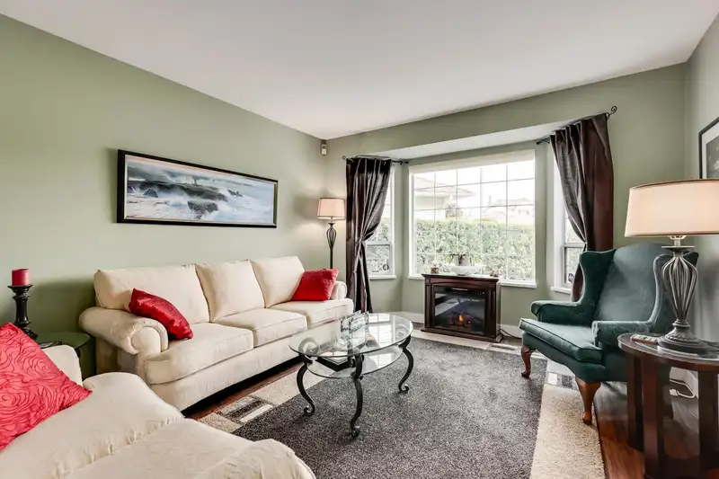21082 92A AVENUE - photo 2 of 32