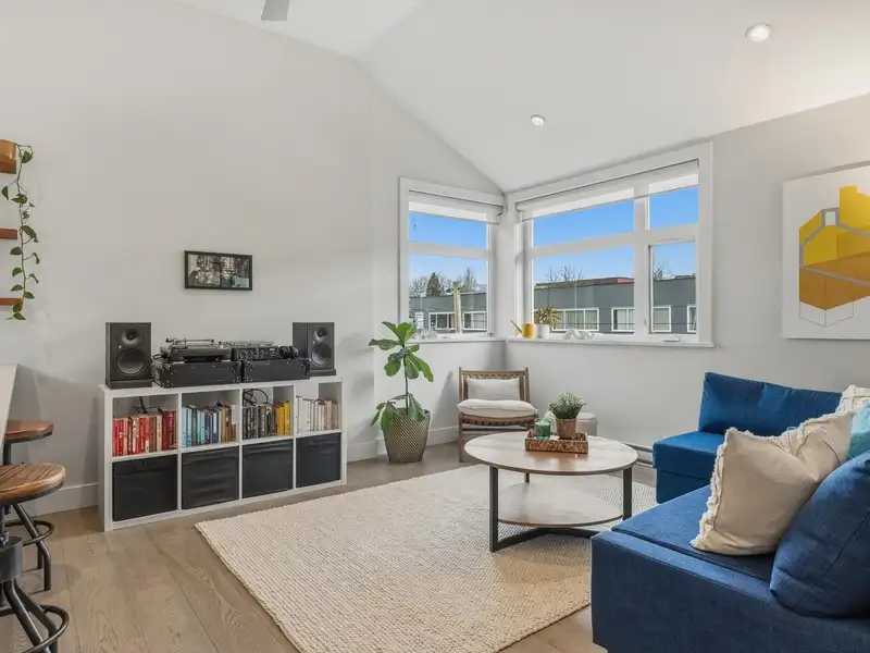 1681 KITCHENER STREET - photo 4 of 31