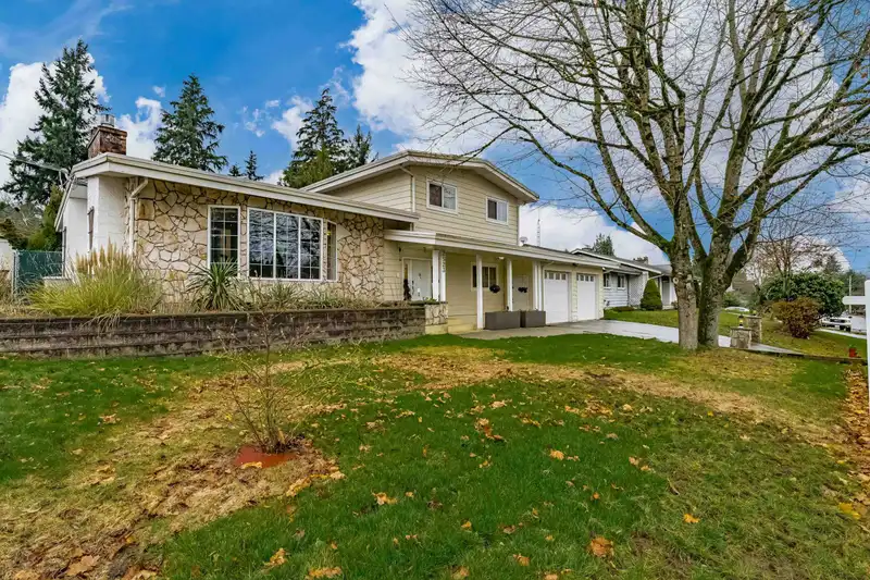 2523 SUNNYSIDE CRESCENT - photo 1 of 40