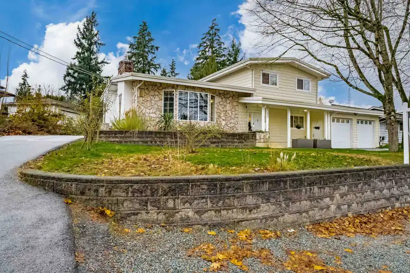 2523 SUNNYSIDE CRESCENT - photo 2 of 40