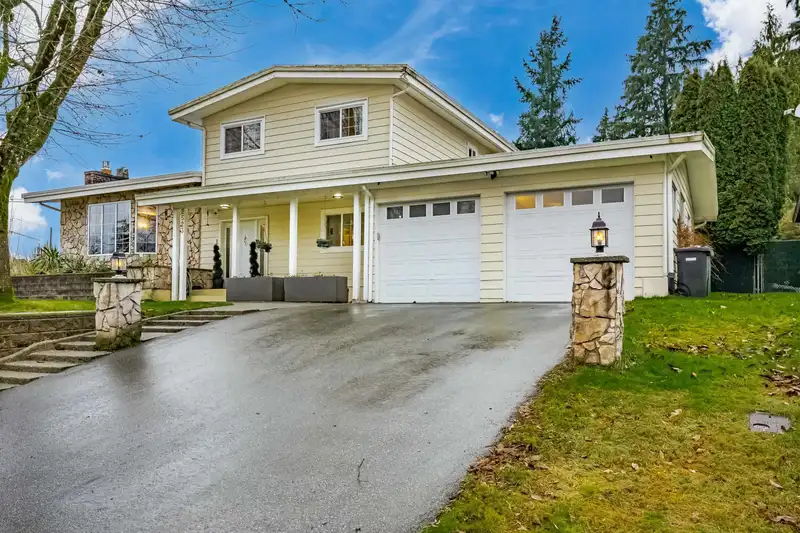 2523 SUNNYSIDE CRESCENT - photo 3 of 40