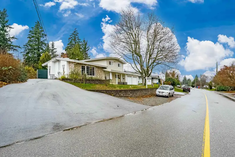 2523 SUNNYSIDE CRESCENT - photo 4 of 40