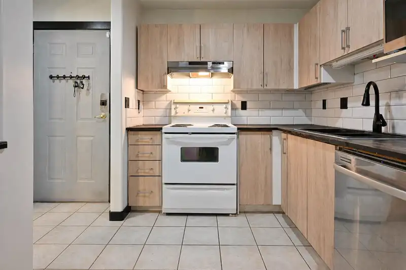 108 20189 54 AVENUE - photo 4 of 21