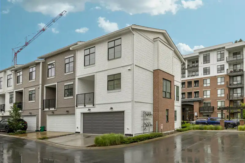 6 2774 MONTROSE AVENUE - photo 4 of 40