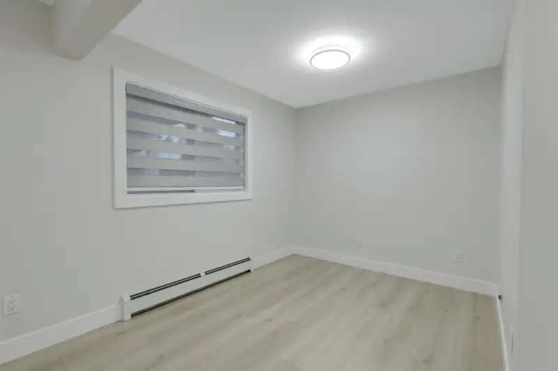 12509 77B AVENUE - photo 4 of 40