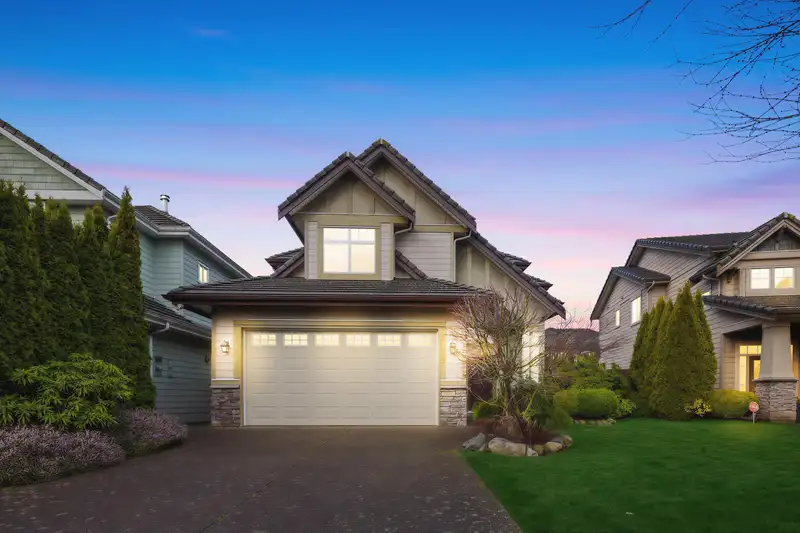 6079 DUNSMUIR CRESCENT - photo 1 of 29