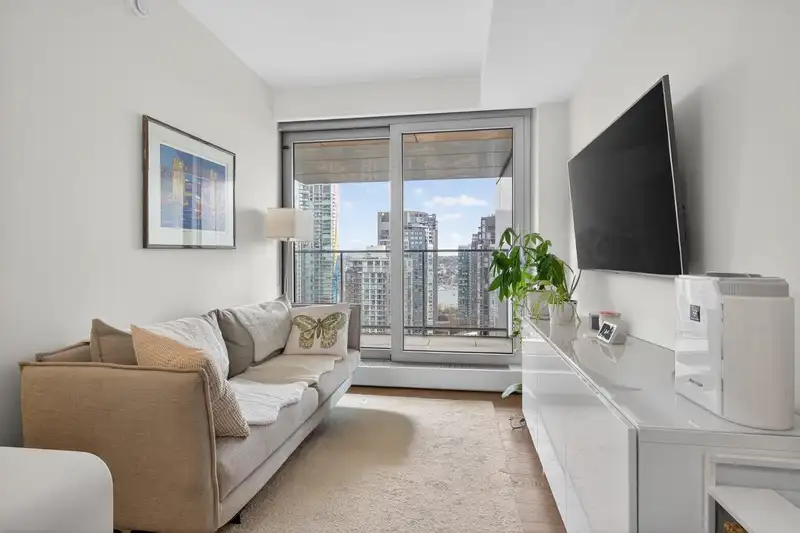 2809 1480 HOWE STREET - photo 1 of 37