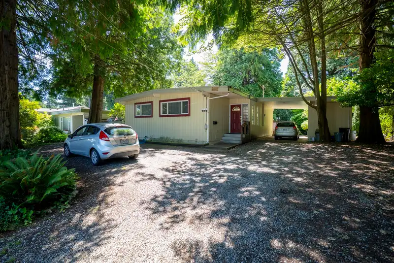 5440 16 AVENUE - photo 2 of 7