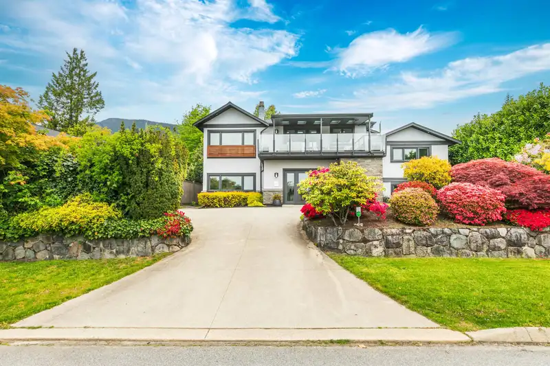 4106 CANTERBURY CRESCENT - photo 1 of 40