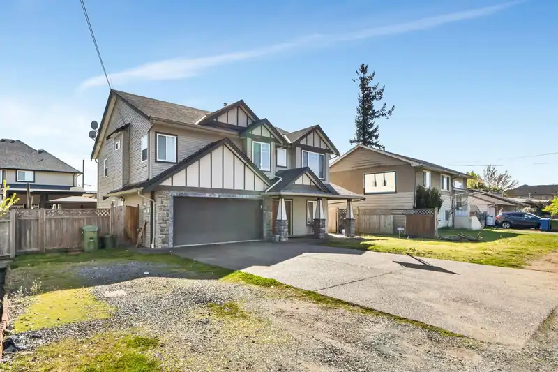 2690 VICTORIA STREET - photo 2 of 32