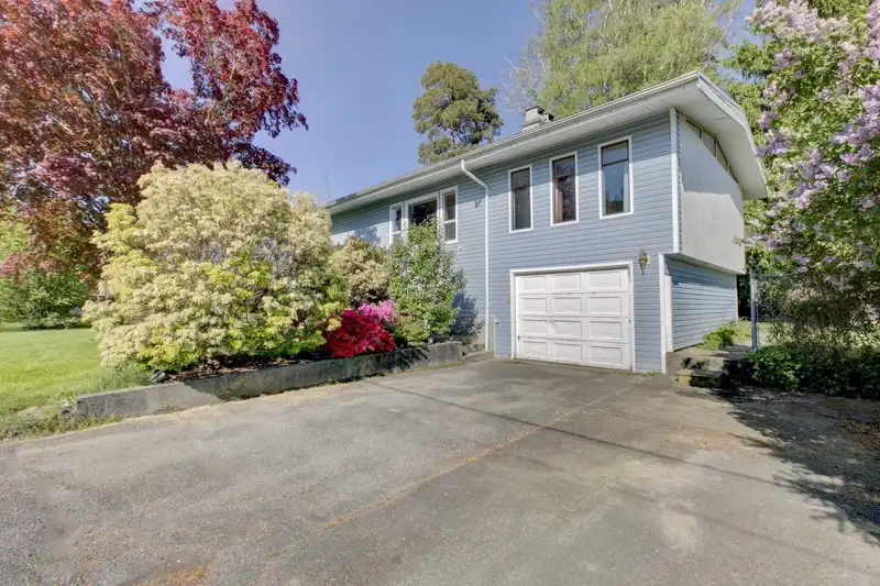 8505 HOWARD CRESCENT - photo 2 of 20