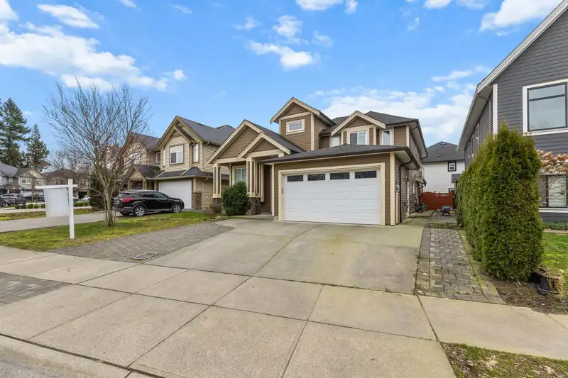 3167 ENGINEER CRESCENT - photo 2 of 40