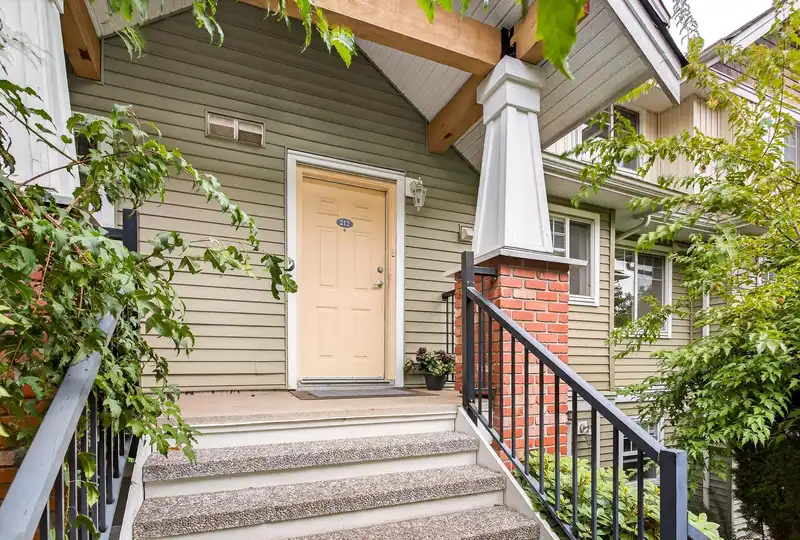 212 1567 GRANT AVENUE - photo 3 of 33