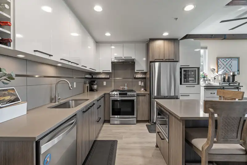 405 9350 UNIVERSITY HIGH STREET - photo 2 of 37