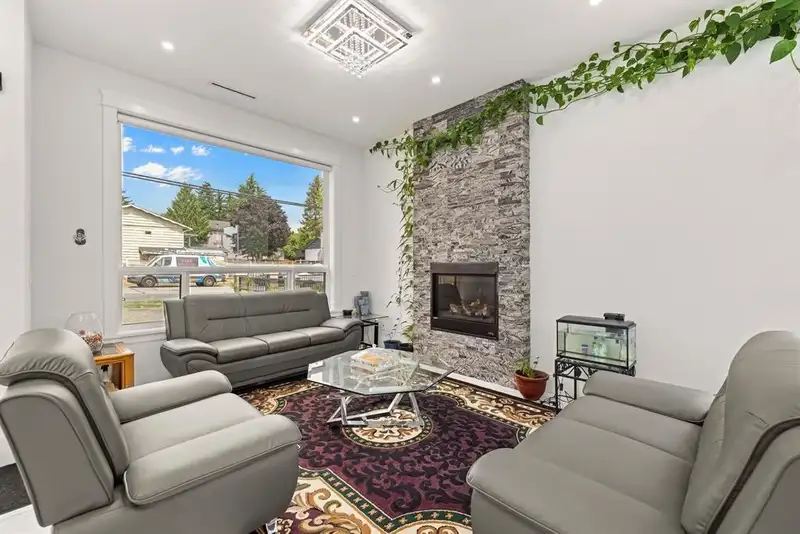 13306 90 AVENUE - photo 3 of 37