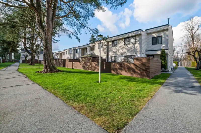 89 14135 104 AVENUE - photo 1 of 39