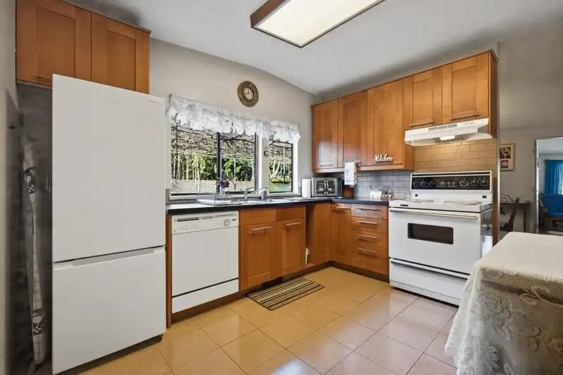 12337 98 AVENUE - photo 3 of 26