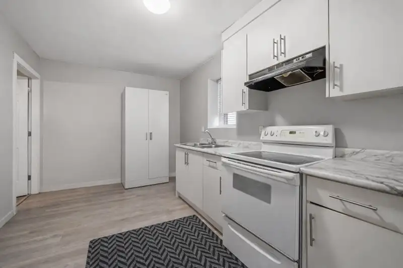 13131 92 AVENUE - photo 4 of 11