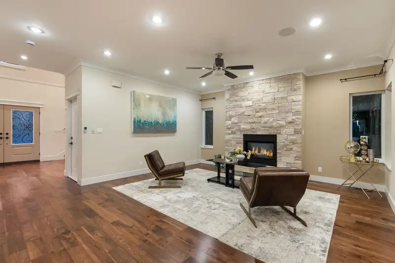 839 W 20TH STREET - photo 4 of 40