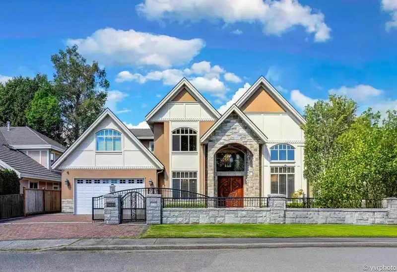 5631 CHEMAINUS DRIVE - photo 1 of 38