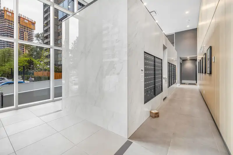 902 10448 UNIVERSITY DRIVE - photo 3 of 38