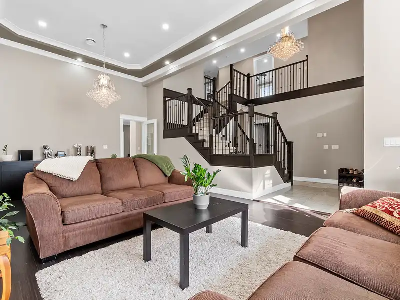 11585 94 AVENUE - photo 3 of 31