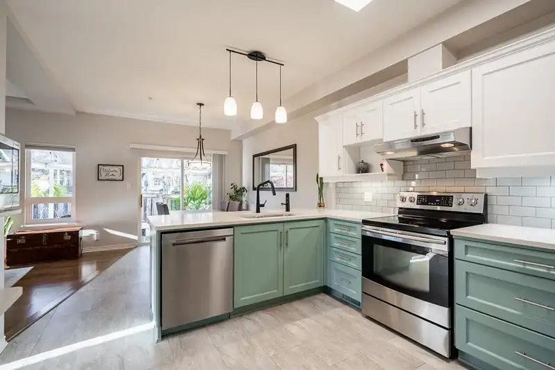 9 998 RIVERSIDE DRIVE - photo 3 of 40