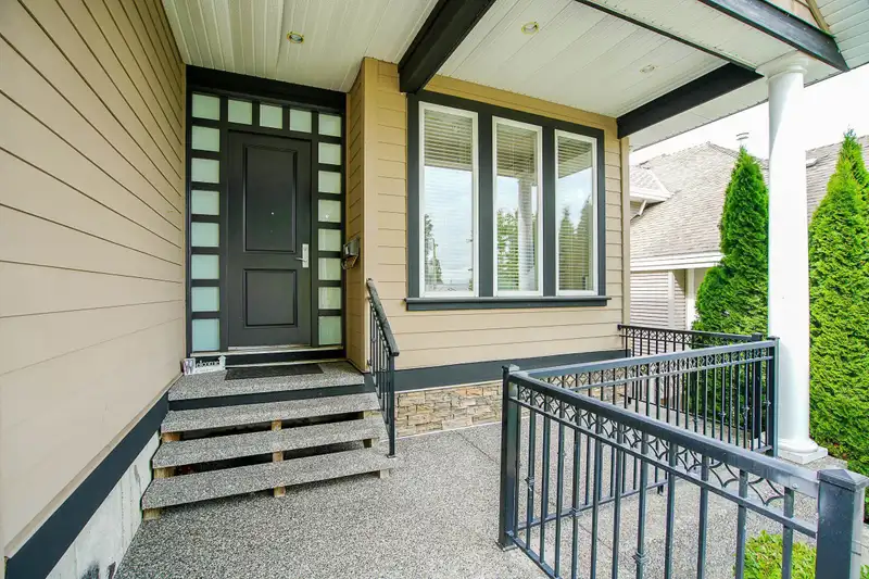 15075 70A AVENUE - photo 2 of 35