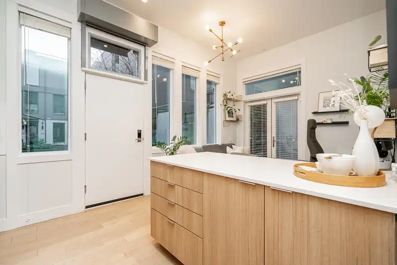 533 E 16 AVENUE - photo 4 of 28