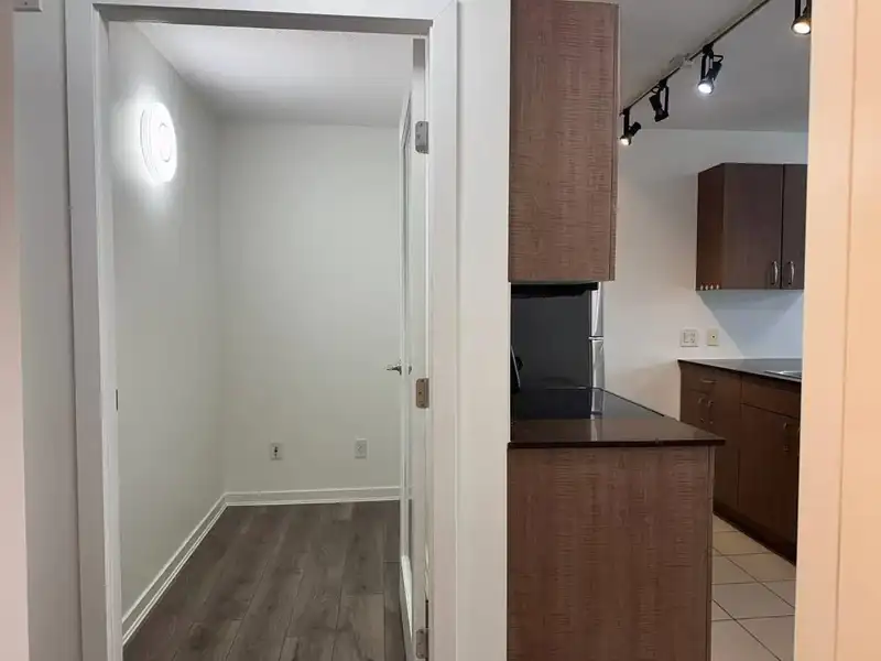 1715 610 GRANVILLE STREET - photo 3 of 7