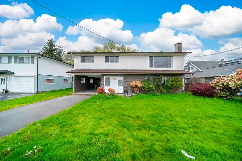 4933 44 AVENUE - photo 1 of 40