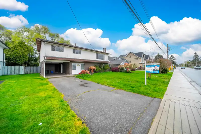 4933 44 AVENUE - photo 2 of 40