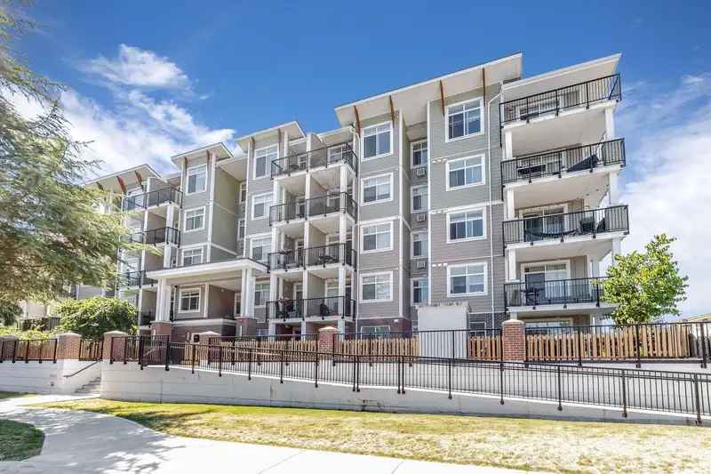 302 20686 EASTLEIGH CRESCENT - photo 1 of 26