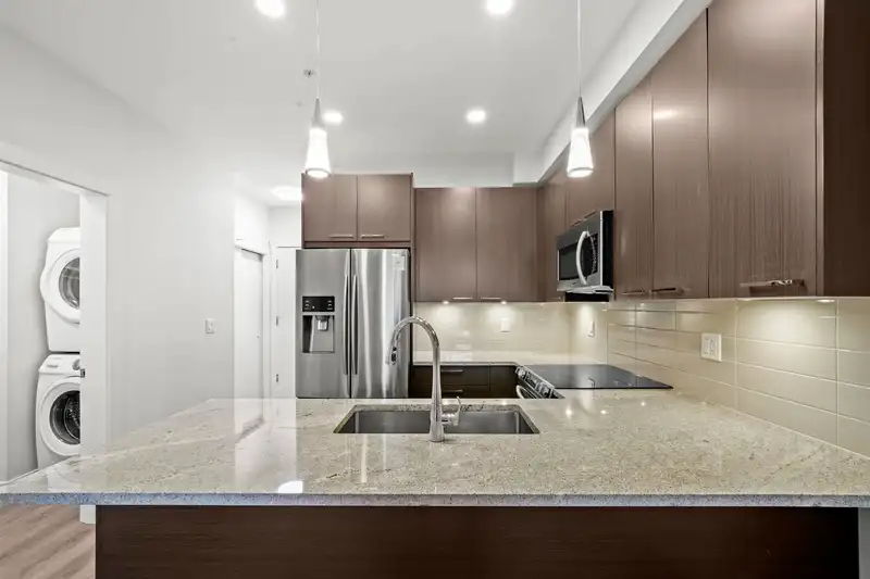 302 20686 EASTLEIGH CRESCENT - photo 2 of 26