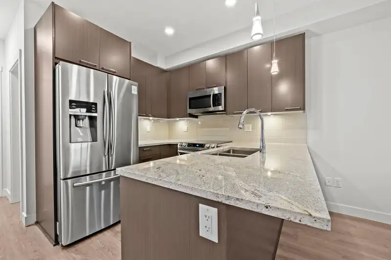 302 20686 EASTLEIGH CRESCENT - photo 3 of 26