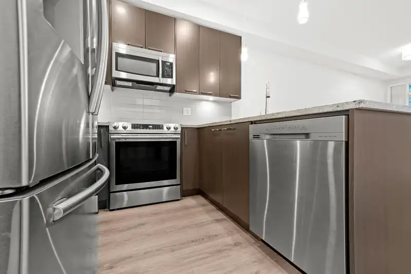 302 20686 EASTLEIGH CRESCENT - photo 4 of 26