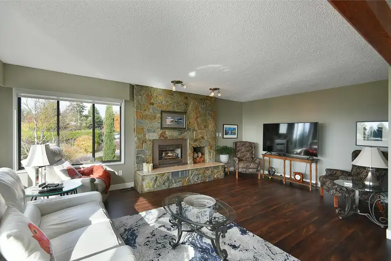 4926 LAUREL AVENUE - photo 2 of 40