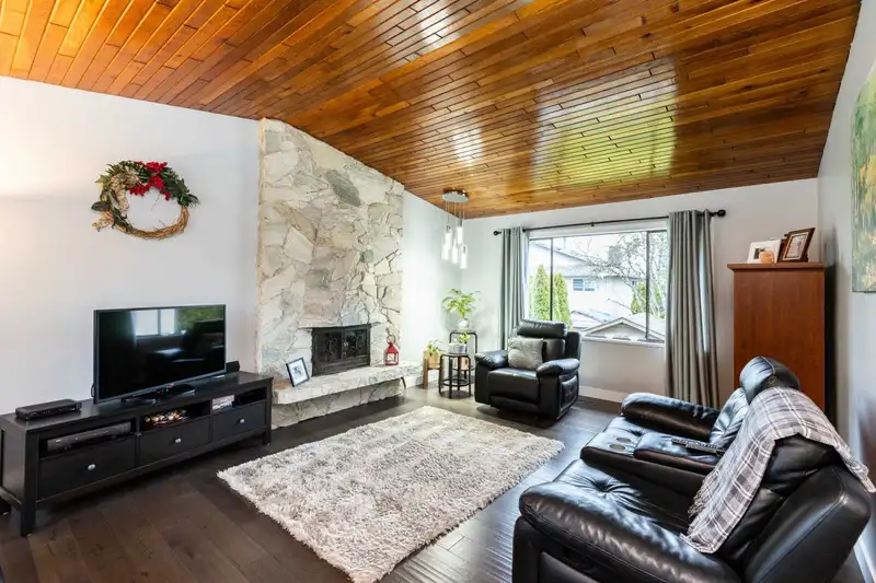 11645 88A AVENUE - photo 4 of 36
