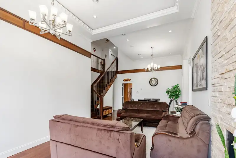 11641 75A AVENUE - photo 4 of 40