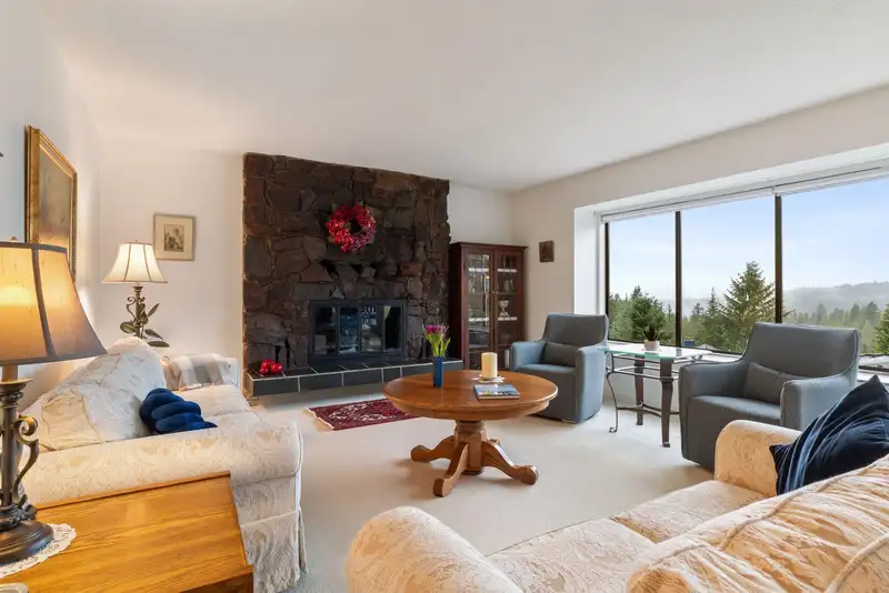 5508 MOLINA ROAD - photo 4 of 32