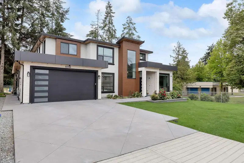 12280 70A AVENUE - photo 2 of 30