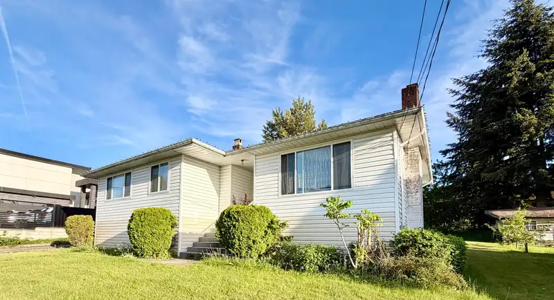 13688 113 AVENUE - photo 2 of 7