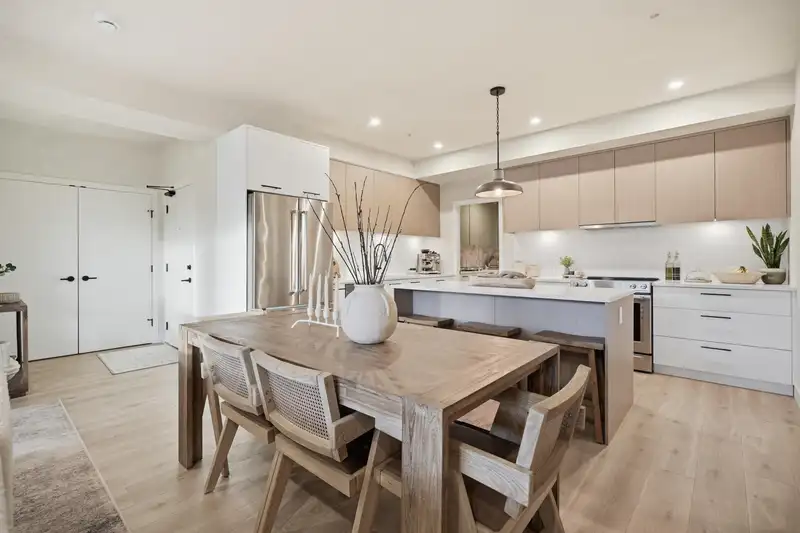 338 2635 KING GEORGE BOULEVARD - photo 1 of 33