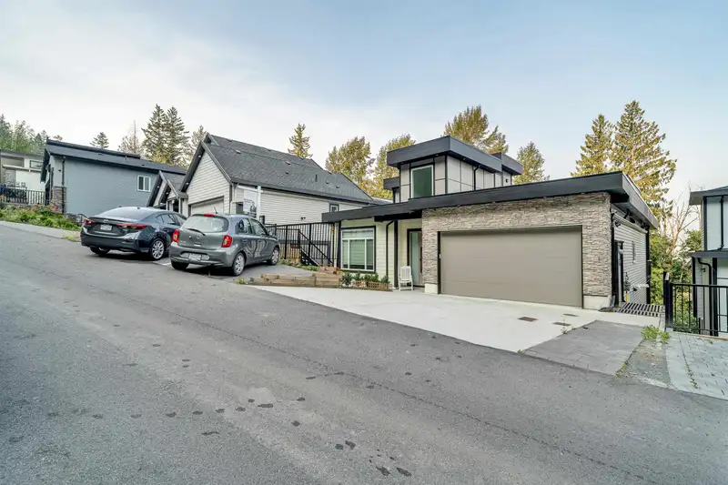 4 5988 LINDEMAN STREET - photo 2 of 38