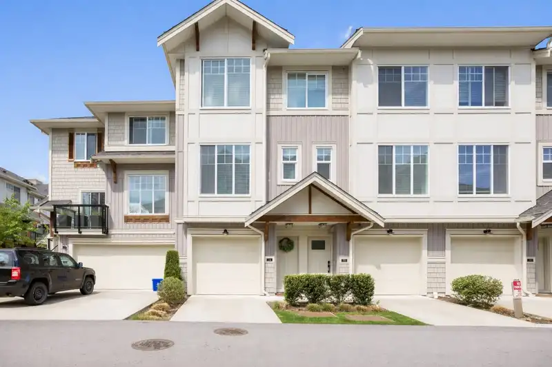 34 20498 82 AVENUE - photo 1 of 12