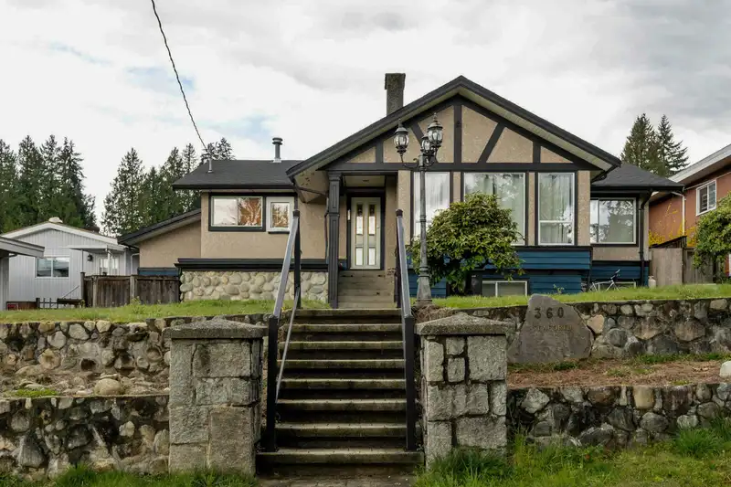 360 SEAFORTH CRESCENT - photo 1 of 32